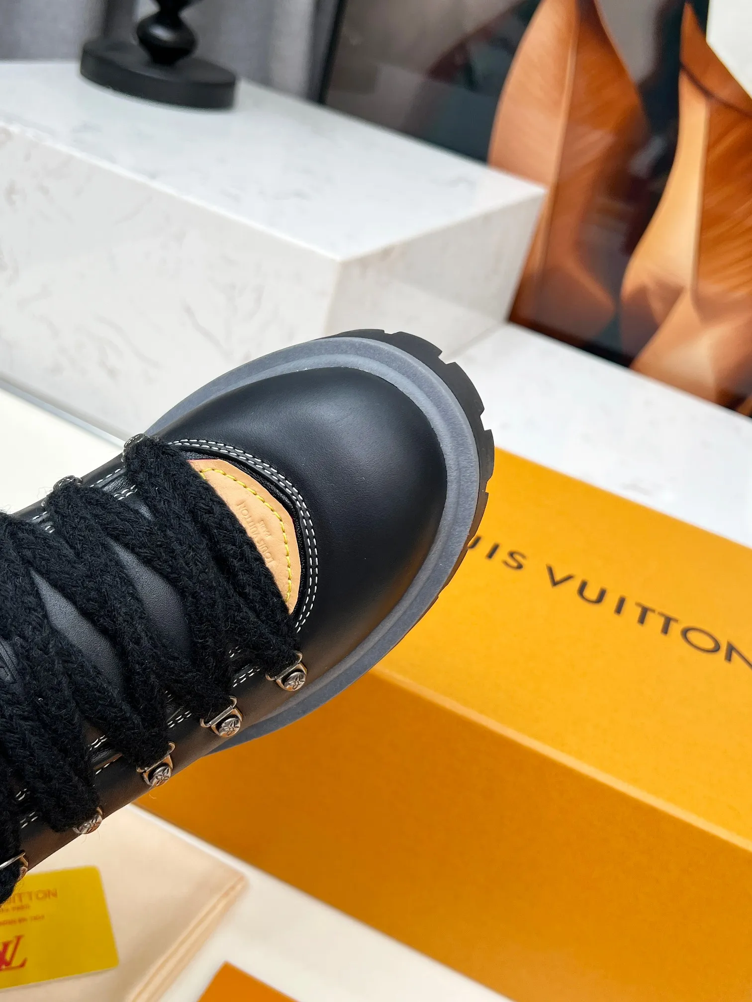 p660💰"Couple Style" LV Louis Vuitton's 2025 autumn and winter new style, developed one-to-one from the original version, retro fashionable, handsome and cool mountaineering derby shoes are now available.  Material: Imported first-layer cowhide Lining: Imported lambskin Outsole: Original molded TR non-slip outsole Sole height: 3.5cm Shoe size: Same style for men and women 35-45